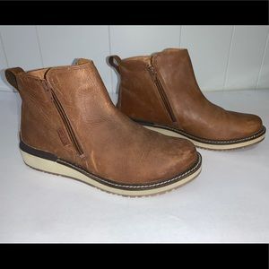 Keen women’s size 9.5 side zip boot